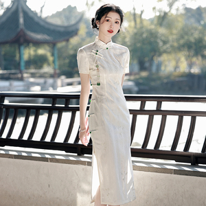 白色旗袍日常2024新款素雅年轻款绣花蕾丝气质高级感改良新式复古