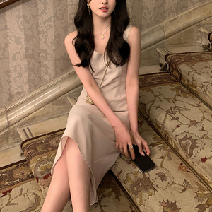 2022春季新款夏诗文同款气质法式修身吊带小黑裙女春连衣裙