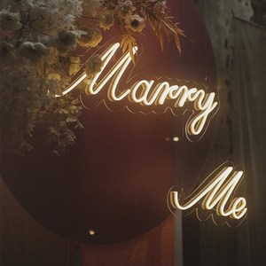 承颜室内后备箱布置marryme求婚字母灯婚礼发光led霓虹灯灯牌字体