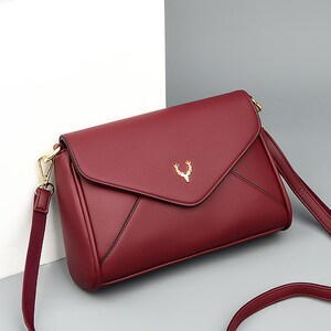 中年女士时尚简约斜挎小包包2021款大容量百搭单肩妈妈软皮包