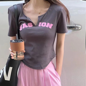 【杨依姗】翻领短袖t恤女ins潮胸前字母印花短款修身v领上衣女夏