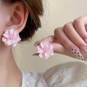 粉色桃花花朵耳钉2024年新款爆款适合春天的耳环女小众设计感耳饰
