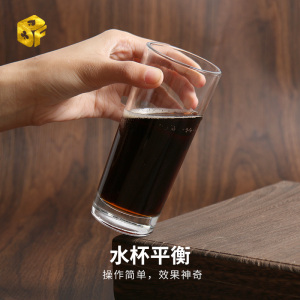 北方魔术反重力水杯平衡术玻璃杯子倾斜不倒近景互动震撼魔术道具