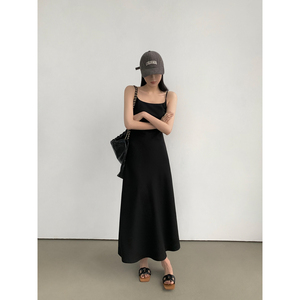 周淼ZHOUMIAO黑色法式吊带连衣裙女2023新款简约气质斜裁长款裙子