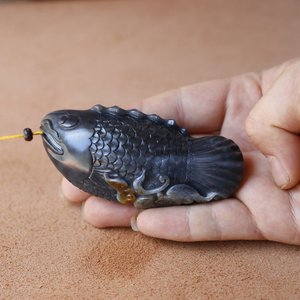 和田青花墨玉籽料手把件苏工原石赏玉秀才独籽年年有余 鱼