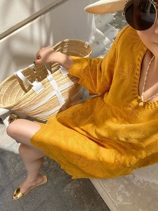春装2024新款海边度假风气质名媛女神范超好看高级感姜黄色连衣裙