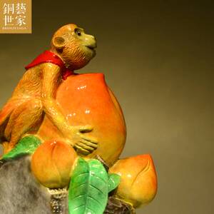 猴子抱寿桃工艺品