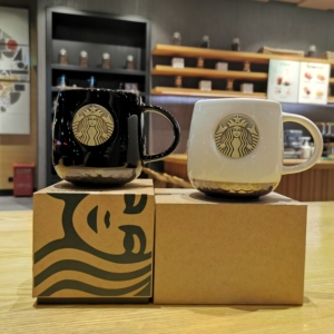 星巴克2021新款马克杯子咖啡杯男女黑白色铜章牌杯带盖陶瓷水杯