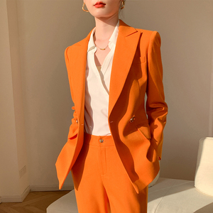 橙色西装外套怎么搭配图片