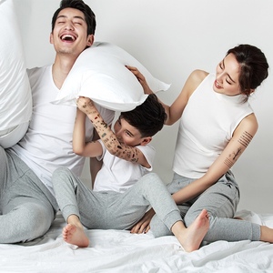 时尚潮流温馨室内纯色背景白t恤亲子全家福jpg放大样片样照客照