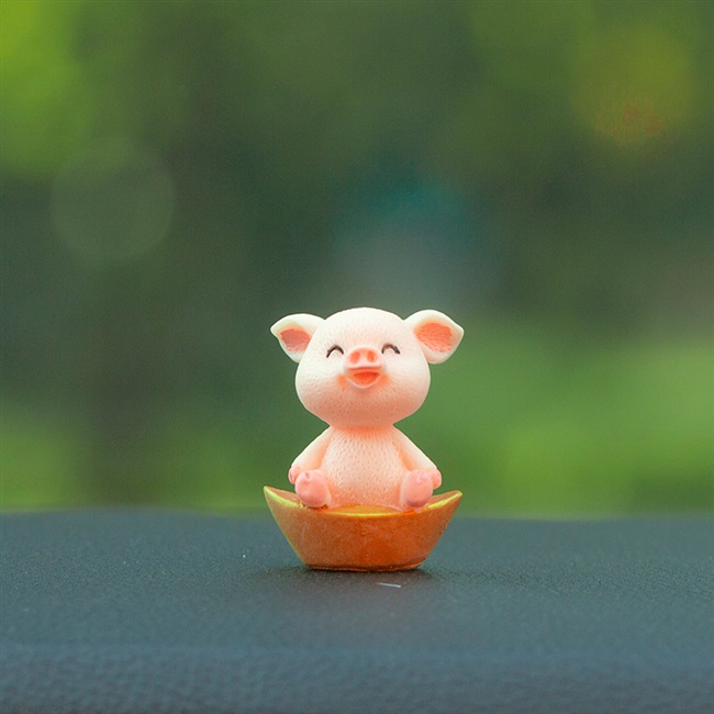 汽车摆件发财猪宝宝创意车载车饰品车内装饰招财萌萌可爱猪车摆件