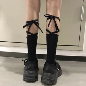 小皮鞋袜子搭配小众设计交叉小腿绑带黑色中筒女夏长袜子强压瘦腿