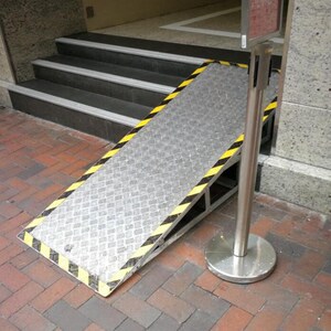 无障碍折叠坡道移动