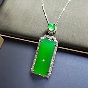 一元拍卖高冰帝王绿玉髓平安牌吊坠全包银色豪华镶嵌长方形玉髓牌