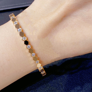 周大福焕美新款轻奢金色蜂巢手镯女系列蜂窝几何菱形手环钛钢镀18