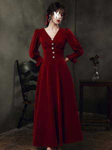 法式复古酒红色长袖丝绒连衣裙女秋冬季气质收腰显瘦订婚礼服长裙