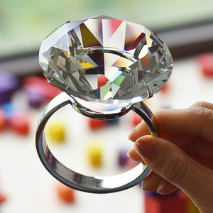 直播间新奇特道具搞笑场景超级大钻石戒指夸张为人民服务9140290