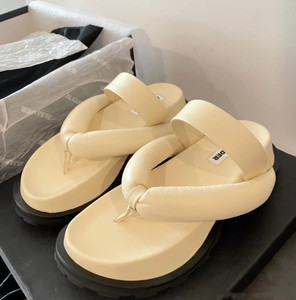 北京现货 21新款 jil sander 奶油米白色胖胖夹趾人字拖鞋凉鞋女
