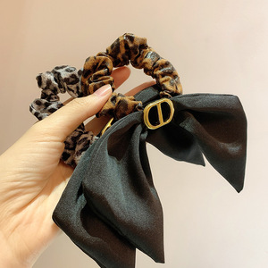 迪奥米奥飘带头绳复古气质时髦金属猪鼻子扣蝴蝶结豹纹大肠圈发圈