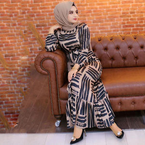 夏季新款穆斯林迪拜印花超长款束腰连衣裙女清真礼拜淡雅素色长裙