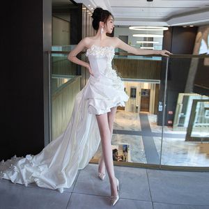 法式抹胸轻婚纱小个子新娘高级感缎面出门纱短款白色小拖尾礼服裙