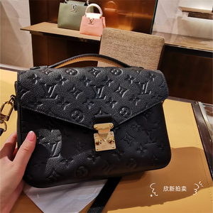 【欣新拍】lv/路易威登女包老花压纹黑色全皮邮差包斜挎包手提包