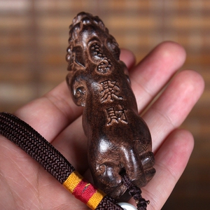 实木貔貅沉香手玩把件男士香樟木随身手盘件原木料文玩老料把玩.