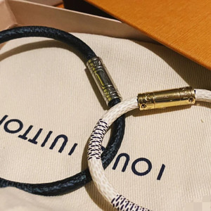 适用lv包经典老花按扣皮绳精雕简约高档时尚男女情侣皮绳手链礼物