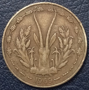 日本购西非1969年10法郎铜币,23.z5mm,三幺幺外国硬币收藏;非洲钱