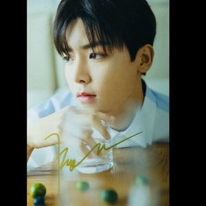 侯明昊亲笔签名照片送同学生日礼g物应援周边侯明昊签名照