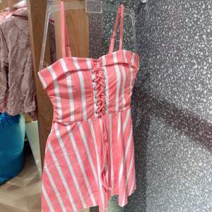 性感泳衣女分体两件套泳装特惠运动温泉显瘦皮特利亚化妆品专卖店