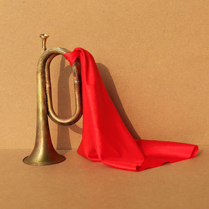 红军冲锋号道具黄铜带红绸做旧复古民俗老物件长征纪念品舞台演出