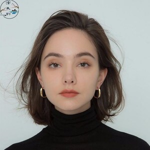 配短发的时尚耳环
