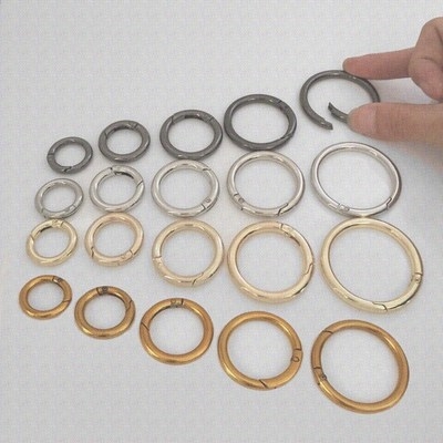 圆环锁扣手提包