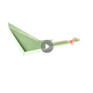 手推的悬浮纸飞机图片