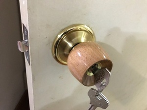 球型宿舍铁门门把手金色通用型卫生间厕所圆形锁具室内球型锁单舌