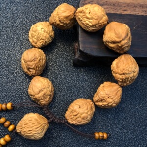 1唐狮文玩核雕把件橄榄胡盘玩手雕大籽手链