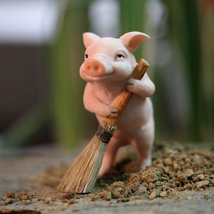 创意可爱搬砖扫地小猪摆件动物奋斗吉祥物室内茶桌装饰品生日礼物