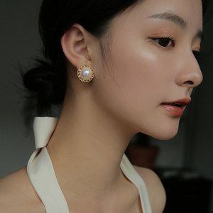镂空金边复古马贝耳钉2022年新款潮极光珍珠耳夹女无耳洞耳饰高级