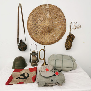红色老物件老红军军装草鞋马灯冲锋号斗笠文化革命纪念品道具摆件