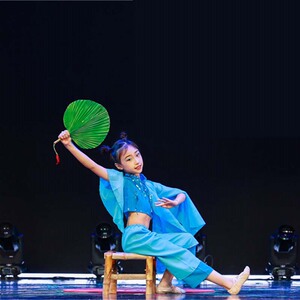 我和月亮说句话舞蹈服扇子道具表演儿童蓝色月光光古典舞蹈演出服