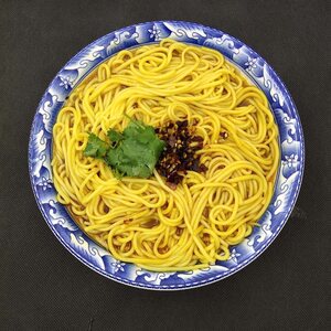 鸡西葱油黄面条鸡西特色麻辣黄面条玉米面粗粮面条