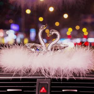 车内饰品摆件女士车高档大气汽车女神款水晶天鹅车载香水座装饰用