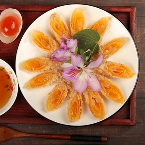 广东潮汕粤菜潮菜咸蛋卷油炸传统手工小吃蛋黄酥酒店餐厅美食拼盘