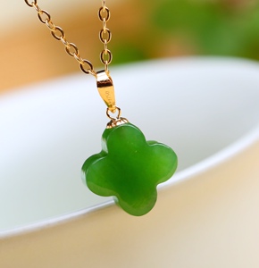 纯天然和田碧玉四叶草吊坠 尺寸:12*12mm约 搭配纯18k金精致镶嵌
