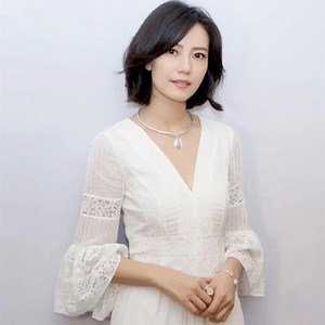 高圆圆明星同款高贵气质喇叭袖v领蕾丝镂空气质超仙白色连衣裙女