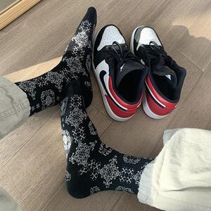 黑白丝绸aj1搭配af1陈冠希联名球鞋ins运动高帮潮袜子个性篮球袜