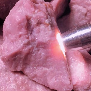 墨西哥天然澳宝软玉粉色玉石观赏摆件练习雕刻吊坠手镯矿料原石1