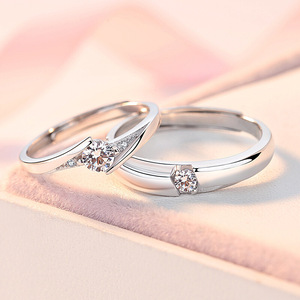 周大福星情侣钻戒一对足银镀白金男女对戒莫桑钻求结婚戒指仿真钻
