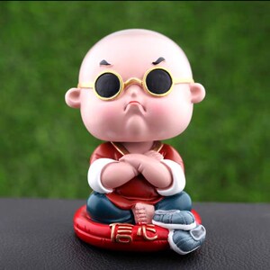 新款车内装饰品摆件车音抖载搞笑摇头公仔汽车用网品红小和尚.